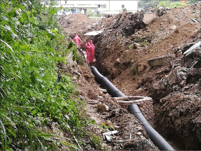 抓進度冒雨作業(yè) 保障工程順利推進