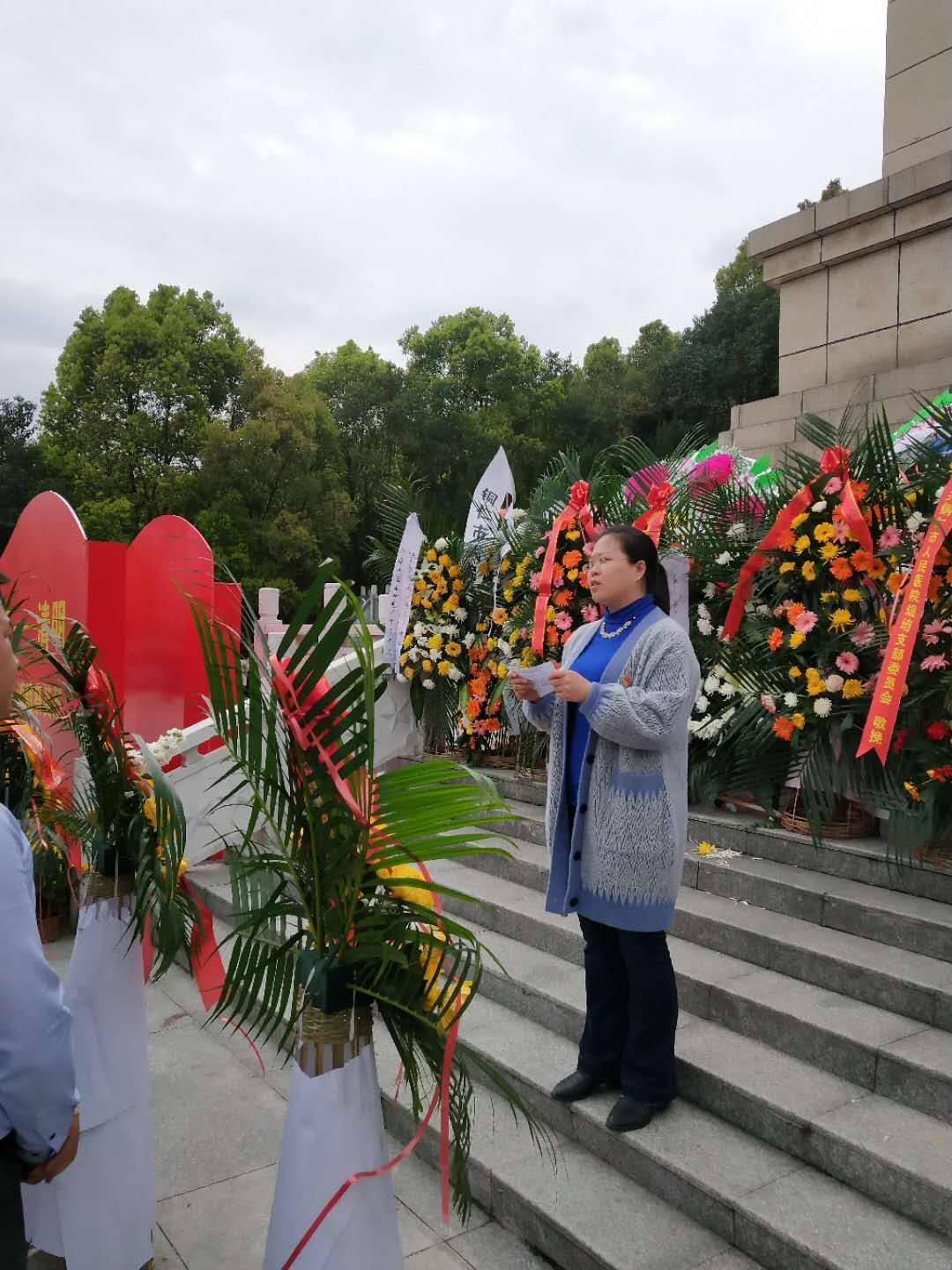 市城投集團(tuán)機(jī)關(guān)黨支部開展清明節(jié)掃墓祭奠活動(dòng)