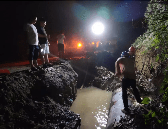 銅仁城投集團(tuán)供水公司黨員先鋒隊奮戰(zhàn)搶修一線全力守護(hù)城市生命線