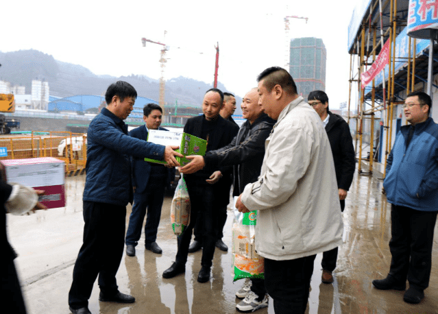 銅仁城投集團(tuán)黨委書記、董事長蔡江春節(jié)前走訪慰問項目一線干部職工