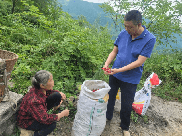 銅仁城投集團水務投資公司赴沿河縣泉壩鎮(zhèn)泉坡村宣講習近平總書記“七一”重要講話精神并開展鄉(xiāng)村振興調(diào)研