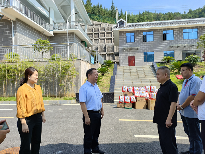 酷暑送清涼 關(guān)懷沁人心 ——市總工會(huì)到銅仁城交集團(tuán)水務(wù)公司開展“夏送清涼”慰問活動(dòng)